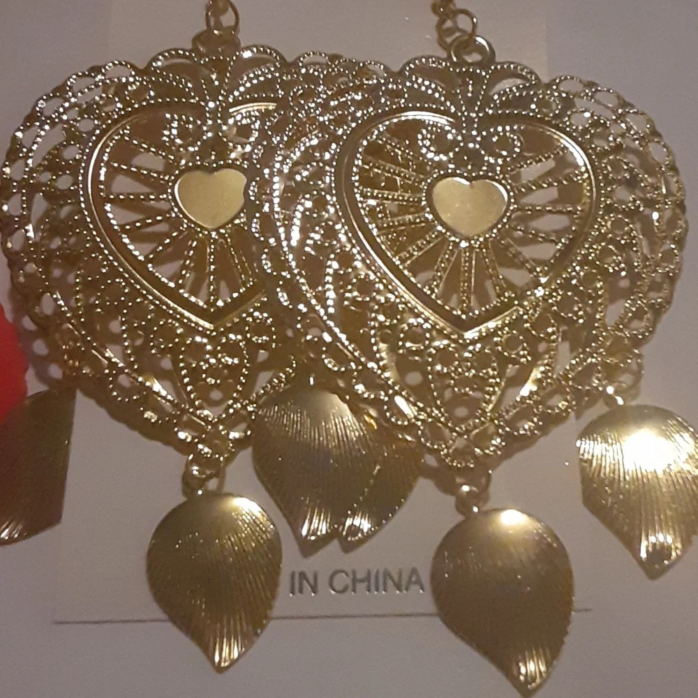 Nwt fashion jewelry color gold dangle earrings - Picture 3 of 4